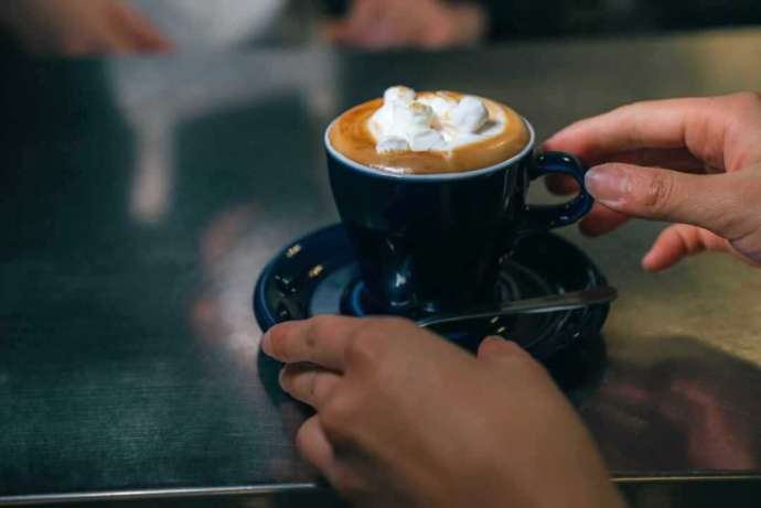 三軒茶屋駅にある「cafe The SUN LIVES HERE」でいただける焼きマシュマロラテ