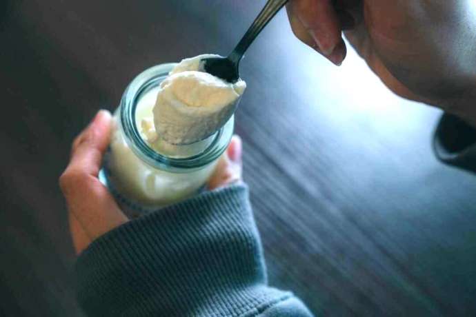 三軒茶屋駅にある「cafe The SUN LIVES HERE」のCHILKを食べる様子
