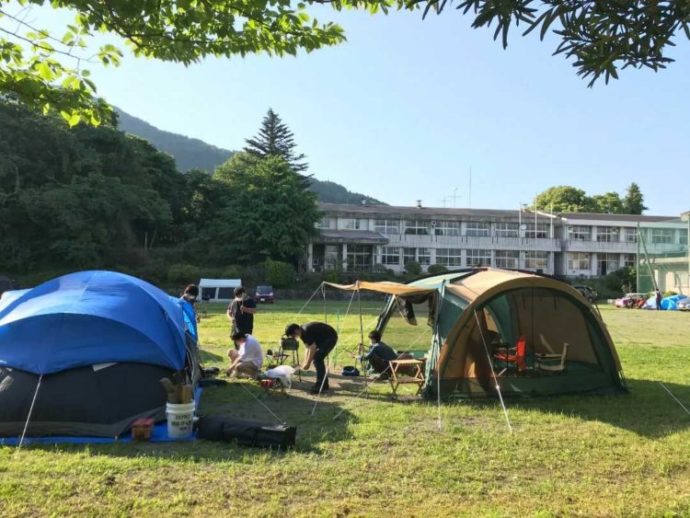 廃校の中学校のグラウンドでキャンプができる「キャンピース」