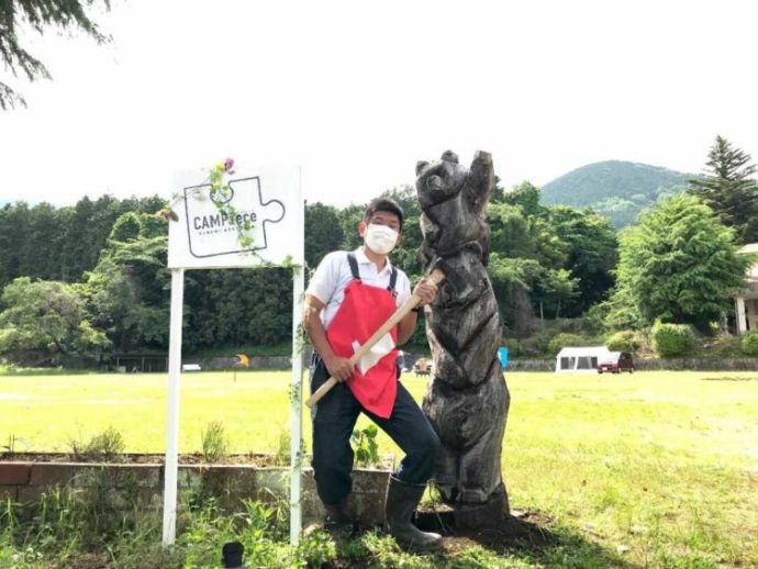 笑顔でたたずんでいる「キャンピース」の校長