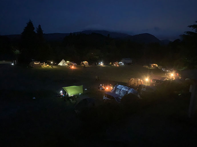 「キャンピース」のグラウンドの夜景