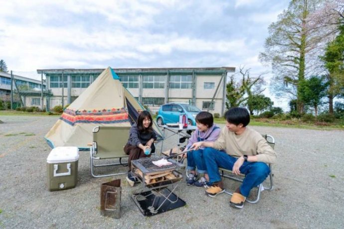 神奈川県南足柄市のキャンプ場でBBQを楽しむ3名