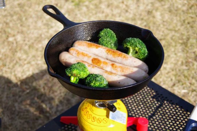 ウインナーとブロッコリーを焼いたキャンプ飯