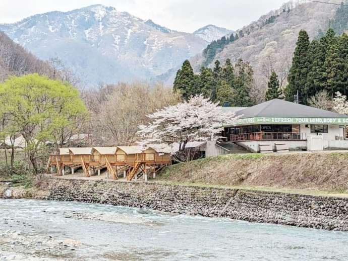 山や川などみなかみ町の美しい自然と「キャニオンズみなかみ」の外観