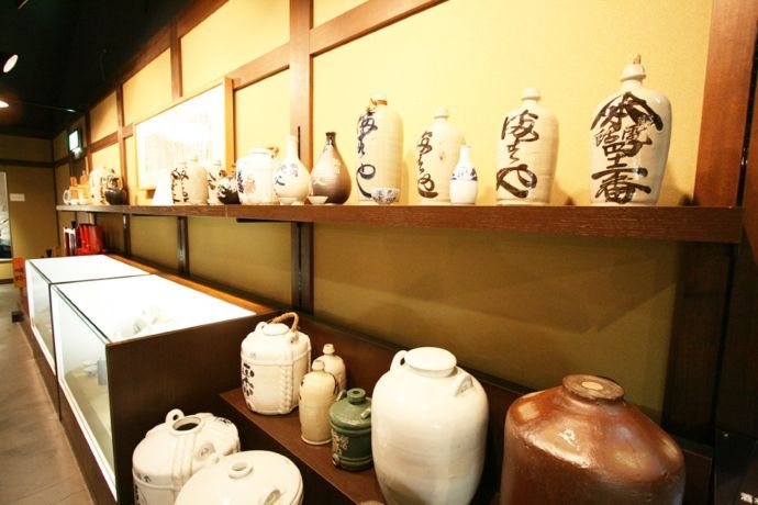 「秩父錦 酒づくりの森（株式会社矢尾本店）」に併設された酒造資料館の展示品（酒器）