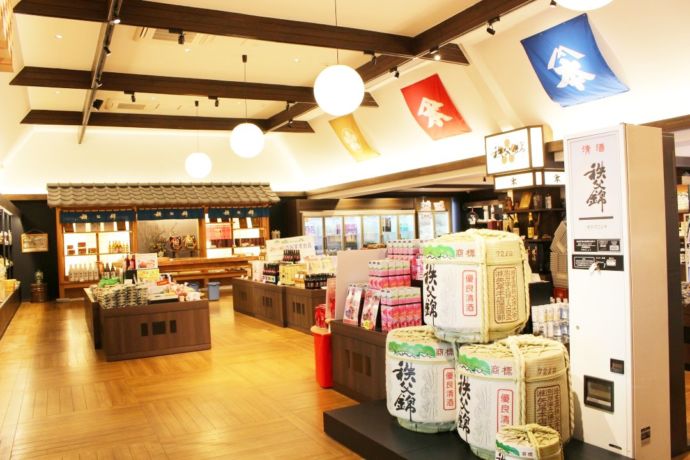 「秩父錦 酒づくりの森（株式会社矢尾本店）」に併設された酒蔵見学観光物産館内部の様子