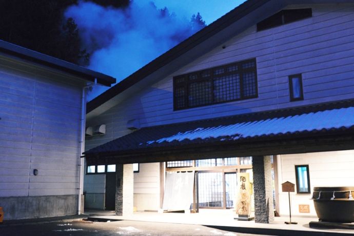 地酒「秩父錦」の製造工場外観（夕暮れ時）