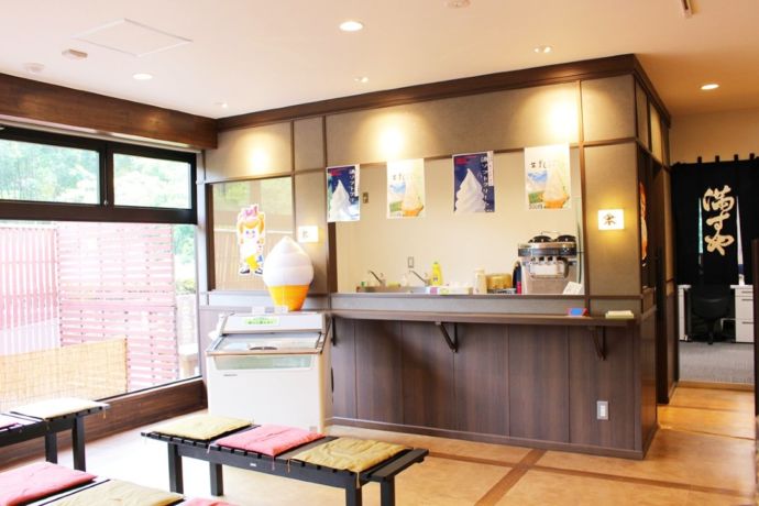 「秩父錦 酒づくりの森（株式会社矢尾本店）」に併設された酒蔵見学観光物産館内部のカウンター
