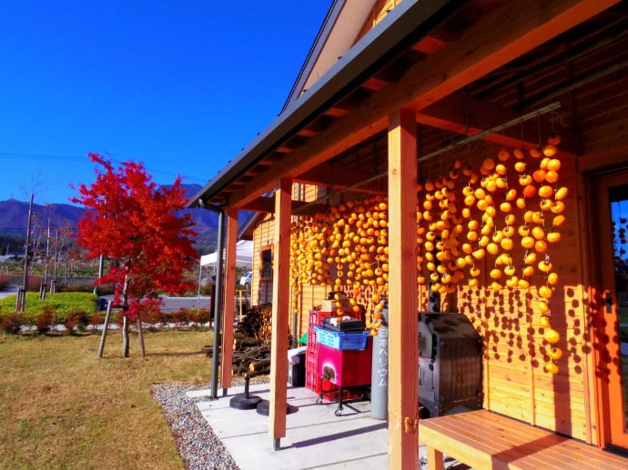 安曇野ちひろ公園にある秋の体験交流館
