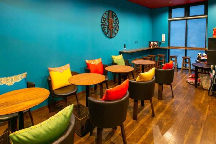 「CHINA CAFE」のカラフルな店内