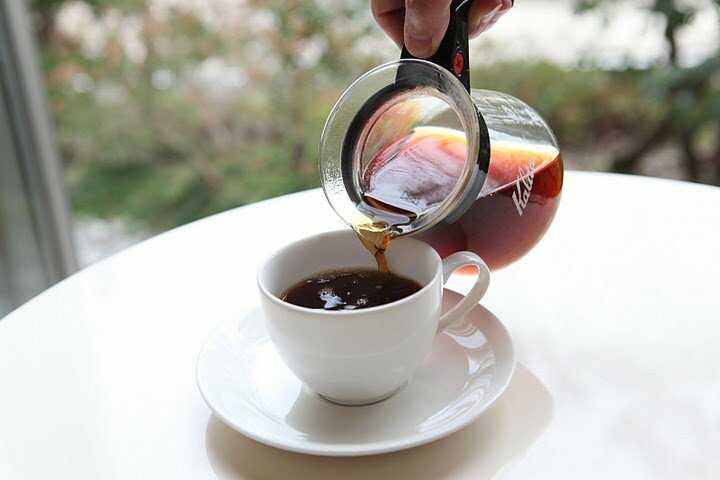コーヒーサクラのコーヒーを淹れている様子