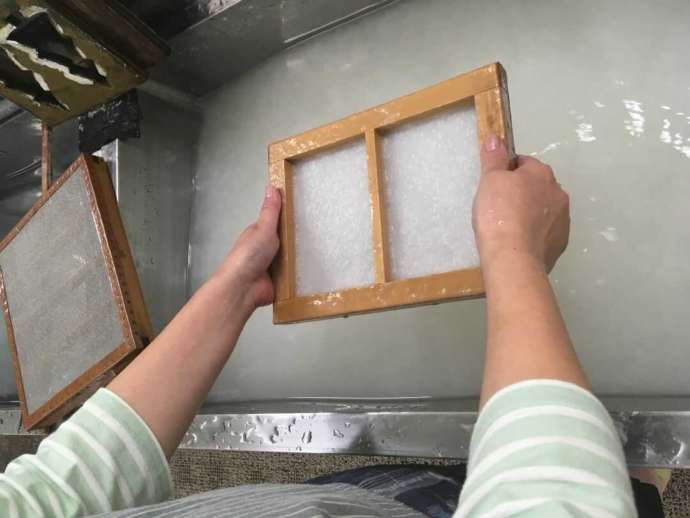 因州和紙伝承工房かみんぐさじのはかぎ作りの様子