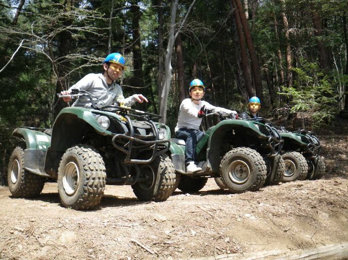 山梨県南都留郡にあるカントリーレイクシステムズの四輪バギー体験の様子