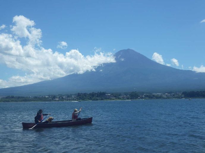 山梨県南都留郡にあるカントリーレイクシステムズ周辺の河口湖や富士山の様子