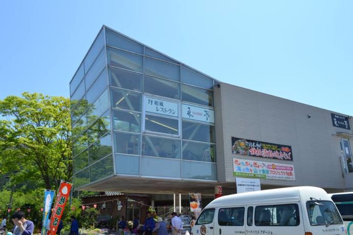 広島県山県郡安芸太田町にある「道の駅 来夢とごうち」のレストランを外から眺める