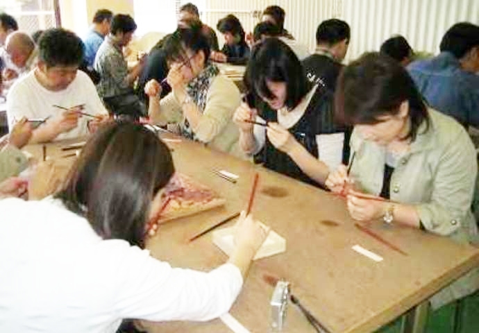 「山口ふるさと伝承総合センター」で「大内塗箸作り」体験に参加する皆さん