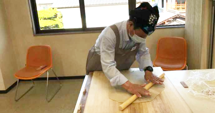 「山口ふるさと伝承総合センター」でのそば打ち体験の様子
