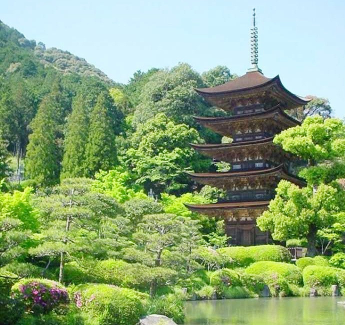 「山口ふるさと伝承総合センター」近くの「瑠璃光寺五重塔（るりこうじごじゅうのとう）」と「香山（こうざん）公園」