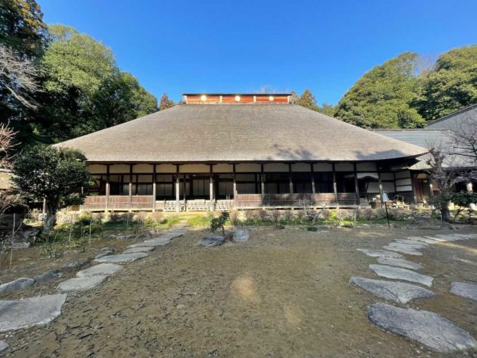 栃木県大田原市にある大雄寺の本堂と青空