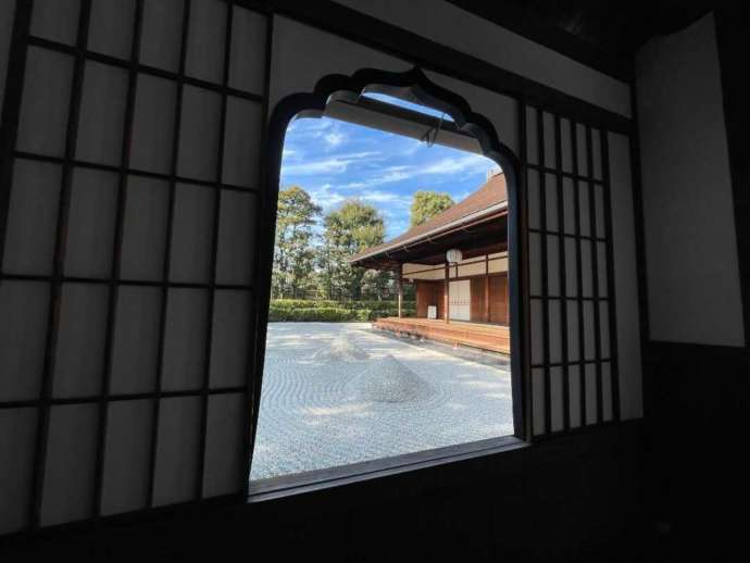 大仙院の花頭窓から除く本堂