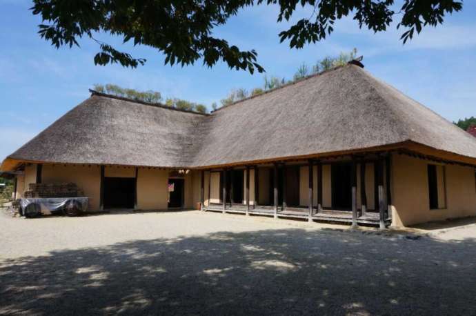 伝承園にある重要文化財「曲り家」