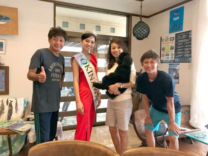 沖縄県宮古島市にあるダイビング専門店「ダイブキッズ」の店内での記念撮影の様子
