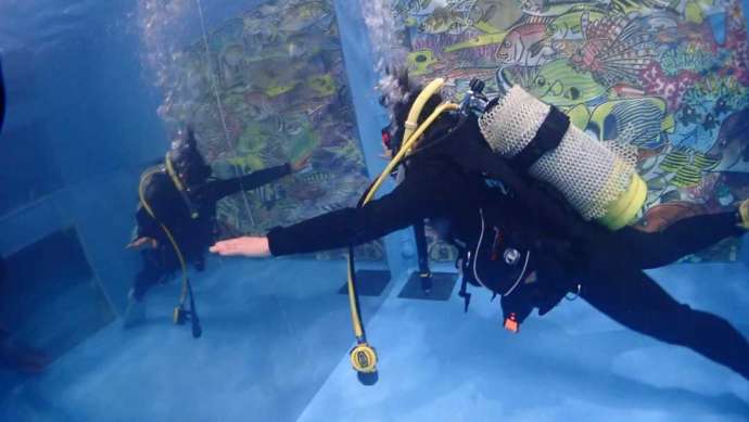 ダイビングスクールココモの鏡張りプールでのレッスンの様子