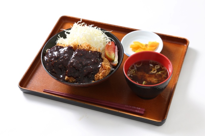 「道の駅 どんぐりの里いなぶ」に併設のお食事処「どんぐりキッチン」で提供される「五平味噌カツ丼」