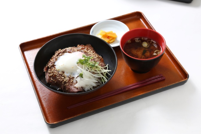 「道の駅 どんぐりの里いなぶ」に併設のお食事処「どんぐりキッチン」で提供される「ロースト鹿丼」