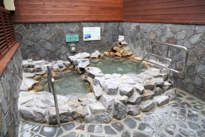「道の駅 どんぐりの里いなぶ」に併設の入浴施設「稲武温泉どんぐりの湯」の露天岩壺湯（2階）