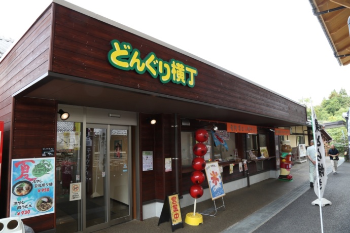 「道の駅 どんぐりの里いなぶ」に併設の直売施設「どんぐり横丁」の正面外観