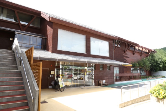 「道の駅 どんぐりの里いなぶ」に併設の入浴施設「稲武温泉どんぐりの湯」の正面外観