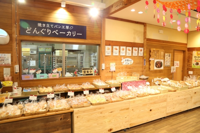 「道の駅 どんぐりの里いなぶ」に併設の直売施設「どんぐり横丁」内のベーカリーコーナー