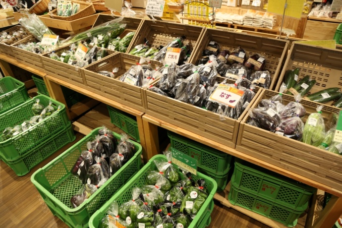 「道の駅 どんぐりの里いなぶ」に併設の直売施設「どんぐり横丁」内の野菜コーナー