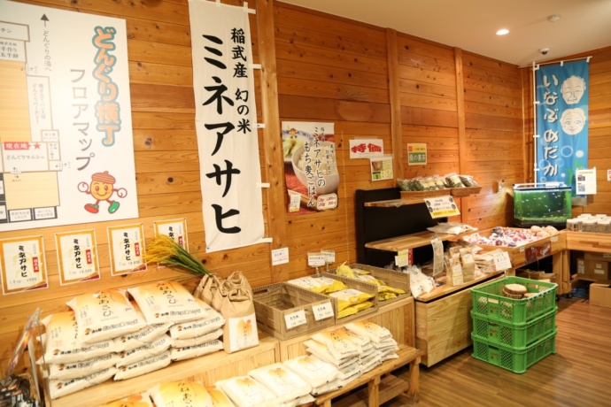 「道の駅 どんぐりの里いなぶ」に併設の直売施設「どんぐり横丁」内のお米コーナー
