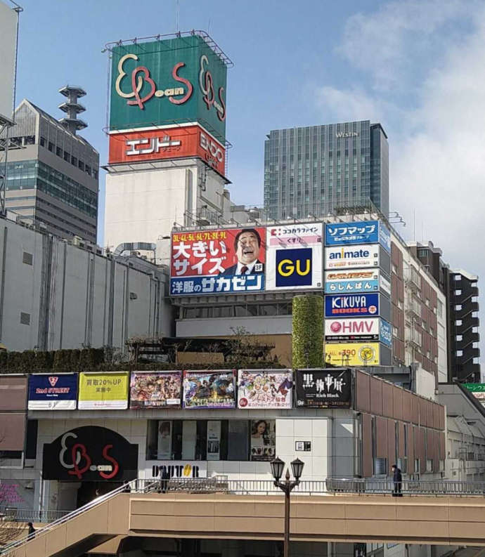 テナントの看板と一緒に映るイービーンズの外観
