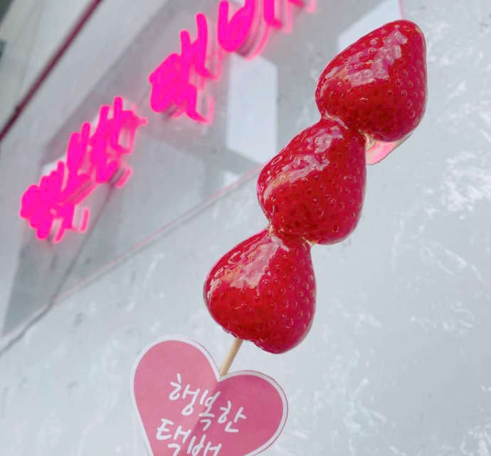 ヘンボッハンテッペのいちご飴と店名ロゴを一緒に撮影した写真