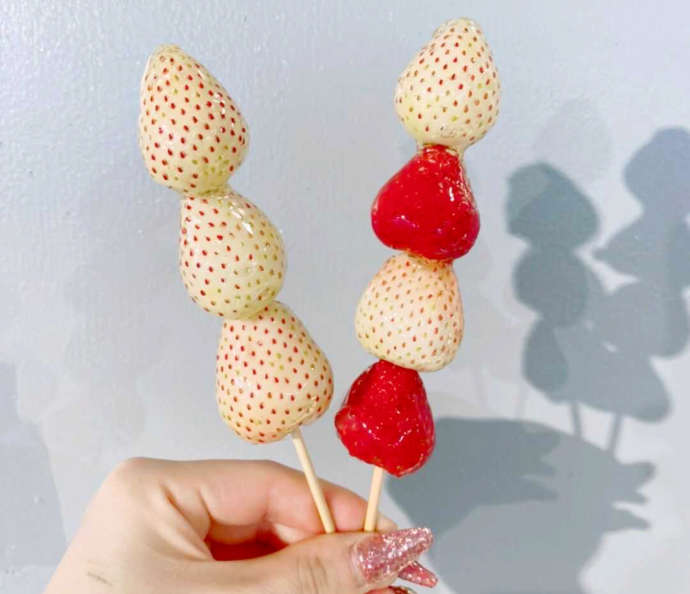 白いちごを使用したいちご飴の写真