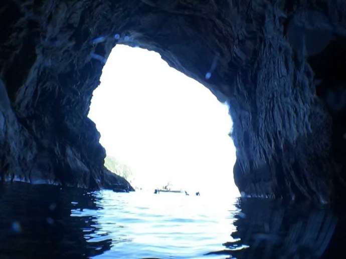 EBダイバーズのアクティビティで訪れる洞窟から外を見た風景
