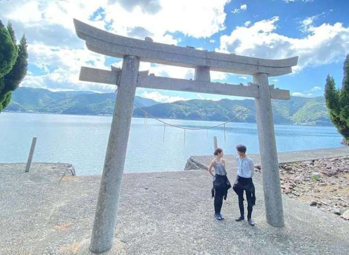 EBダイバーズの神社シュノーケリング時のカップル写真