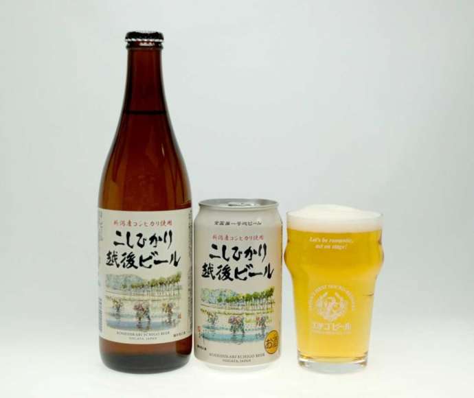 「こしひかり越後ビール」の瓶タイプと缶タイプとグラス