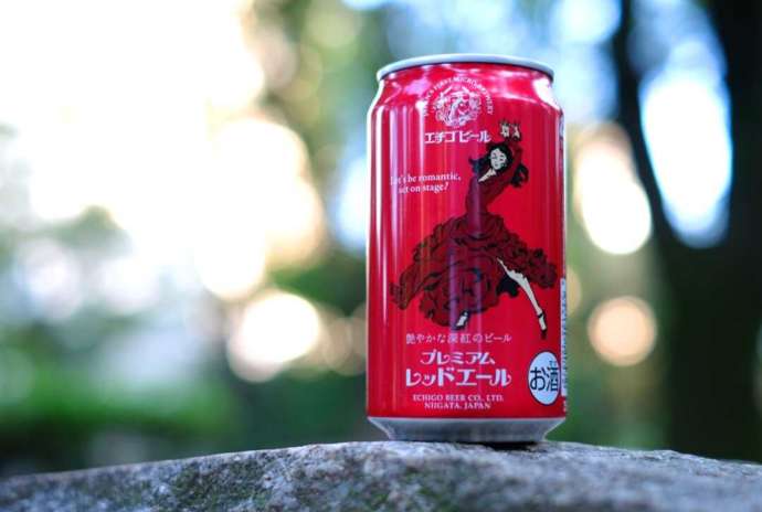 岩の上に置かれた「レッドエール」の350ml缶