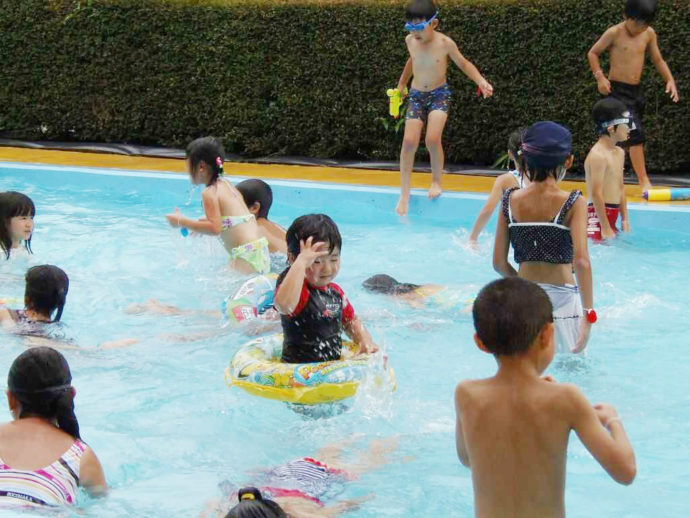 子どもプールを利用する子ども達