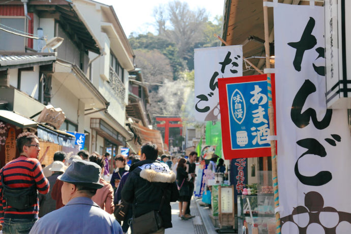多くの飲食店やお土産屋が軒を連ねる「弁財天仲見世通り」の写真