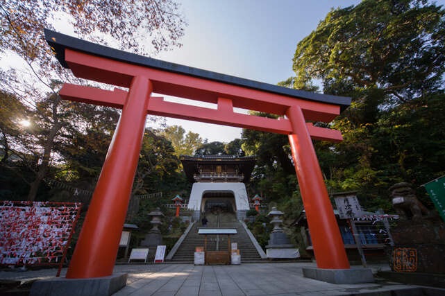 江島神社の朱の鳥居と瑞心門の写真