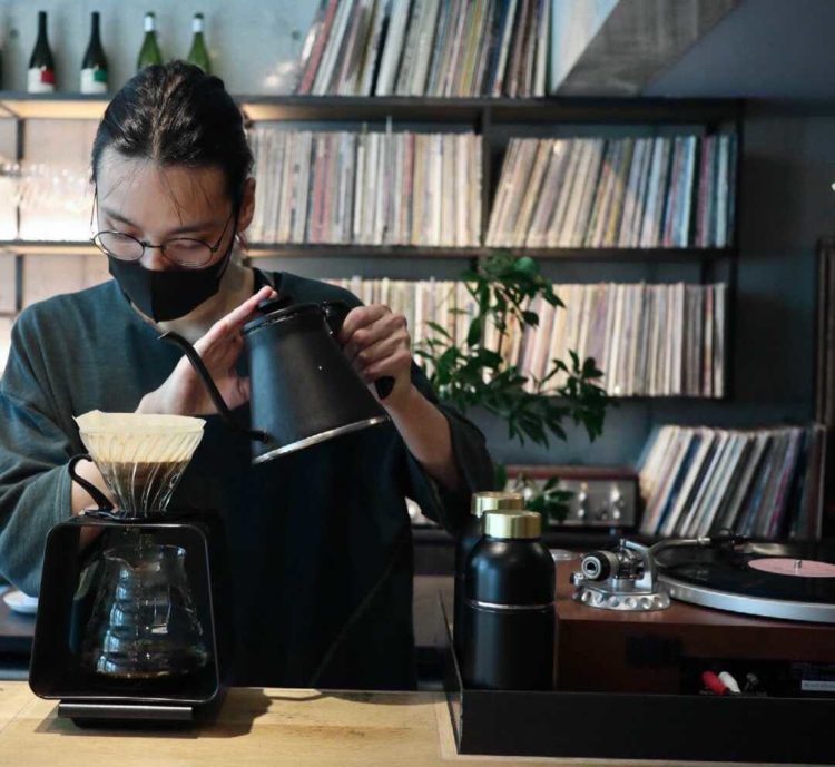 『epulor』店内にて注文後ハンドドリップでいれられるコーヒー