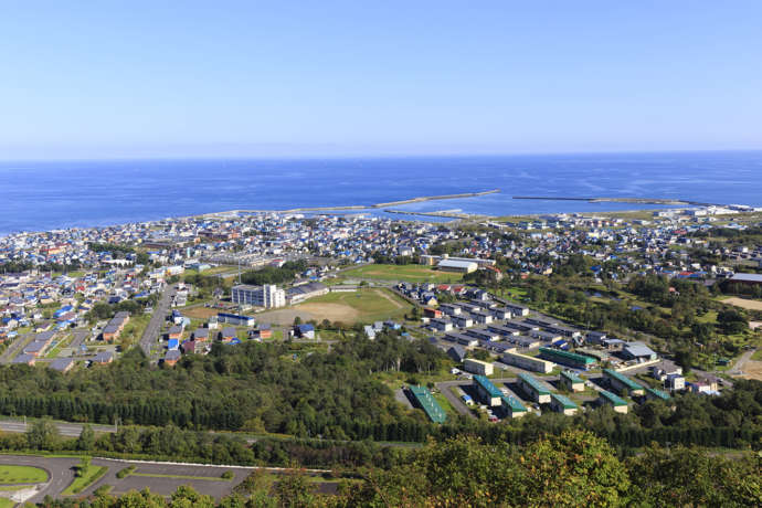 三笠山展望閣から臨む枝幸地区の街並みとオホーツク海