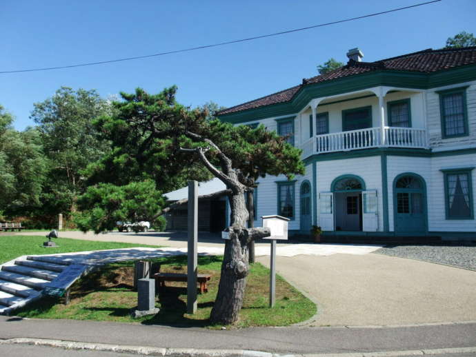 江差町にある旧檜山爾志郡役所(江差町郷土資料館)の外観
