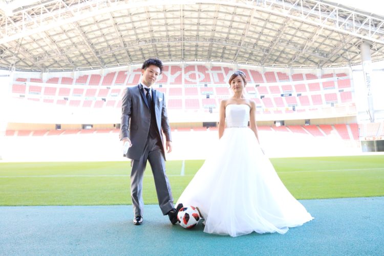FAIRY BRIDALのロケーション撮影(トヨタスタジアム)をするご夫婦
