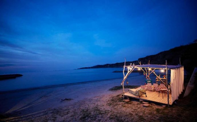 淡路島のキャンプ場「FBI AWAJI」内の「PREMIUM BBQ DECK BEACH」